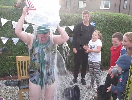 Ngôi sao 53 tuổi đổ liên tiếp 3 chậu nước đá lên người.