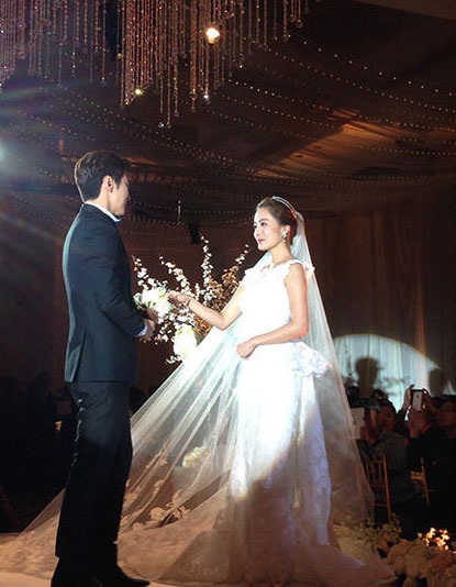 Chea Rim diện váy cưới trắng tinh khôi trong lễ cưới với nam diễn viên Cao Tử Kỳ.