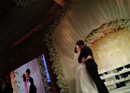 Chae Rim và Cao Tử Kỳ khóa môi say đắm.