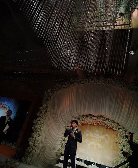 Chú rể Cao Tử Kỳ đang cảm ơn bạn bè và hát tặng vợ mới cưới.