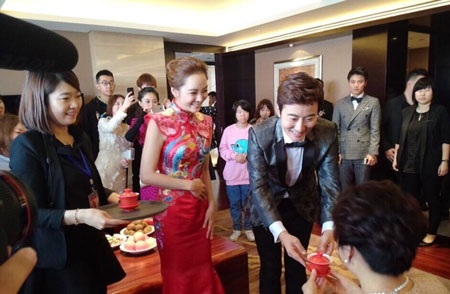 Chú rể Cao Tử Kỳ đang cảm ơn bạn bè và hát tặng vợ mới cưới.