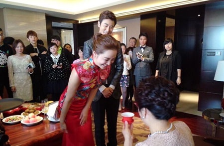 Chae Rim mời chè mẹ chồng