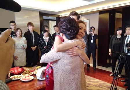 Hai vợ chồng Chae Rim ôm hôn mẹ chồng cô.