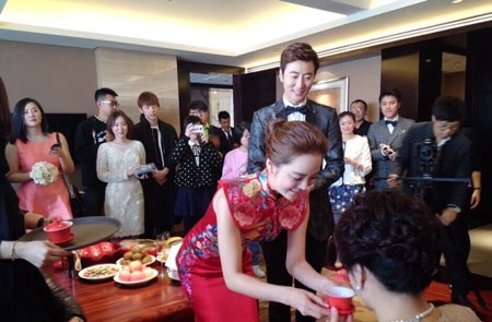 Chae Rim mời chè mẹ chồng