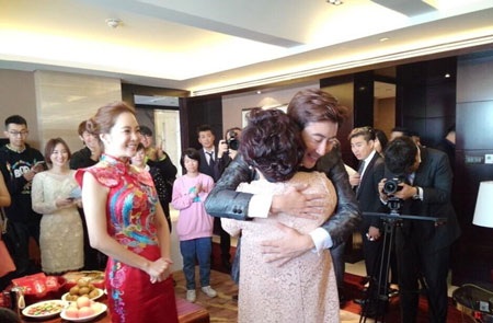 Hai vợ chồng Chae Rim ôm hôn mẹ chồng cô.