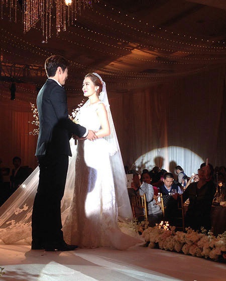 Chea Rim diện váy cưới trắng tinh khôi trong lễ cưới với nam diễn viên Cao Tử Kỳ.