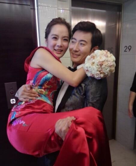 Nữ diễn viên Hàn Quốc bất ngờ khi được chồng bế bổng vào nhà.