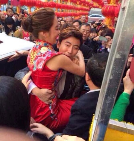 Nữ diễn viên Hàn Quốc bất ngờ khi được chồng bế bổng vào nhà.