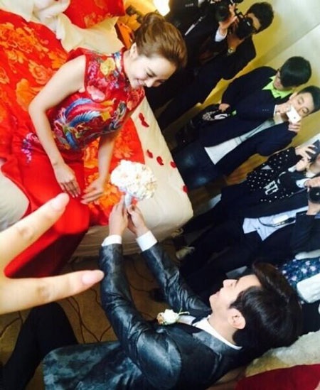 Chú rể Cao Tử Kỳ trao hoa cho cô dâu Chae Rim