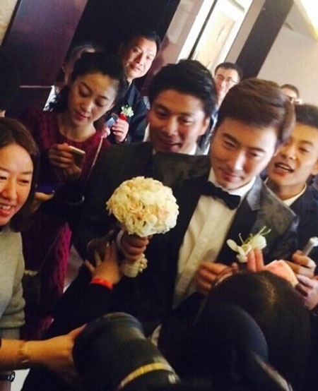 Chú rể Cao Tử Kỳ trao hoa cho cô dâu Chae Rim