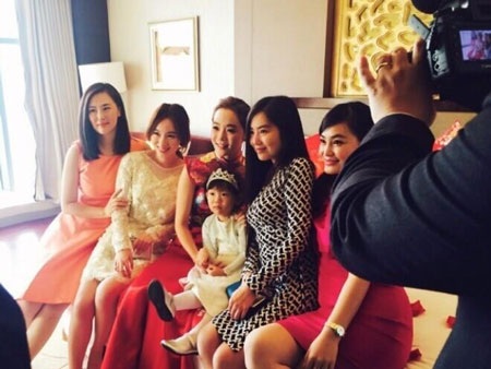 Bạn bè trong làng giải trí tới chung vui với vợ chồng Chae Rim trong hôn lễ tại nhà riêng.