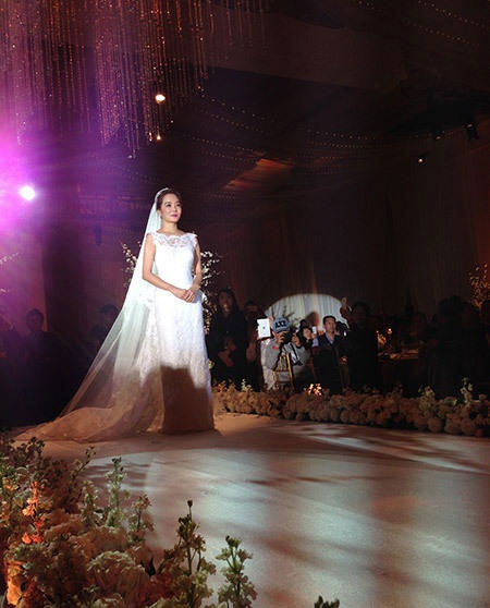 Cao Tử Kỳ đang tiến về phía bà xã Chae Rim trong tiếng vỗ tay của những khách mời đám cưới.