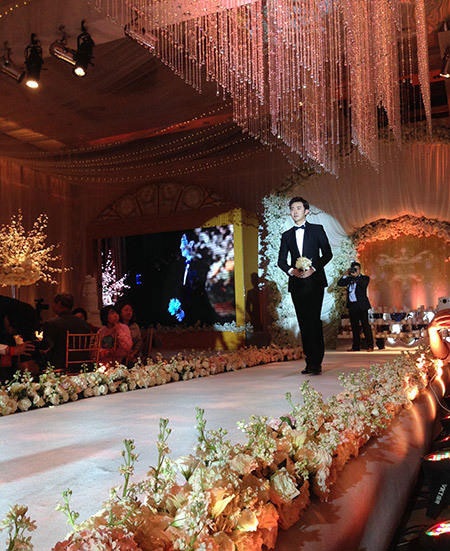 Cao Tử Kỳ đang tiến về phía bà xã Chae Rim trong tiếng vỗ tay của những khách mời đám cưới.