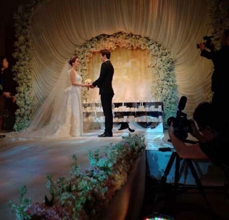 Vợ chồng Chae Rim cúi đầu cảm tạ bạn bè đã tới chung vui với chồng họ.