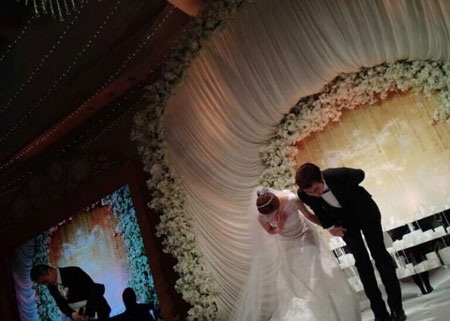 Vợ chồng Chae Rim cúi đầu cảm tạ bạn bè đã tới chung vui với chồng họ.