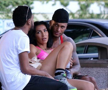 David ôm ấp người yêu cũ trong thời gian xa cách Kelly hai tuần.