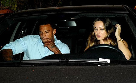 Cô đào Anh quốc khiến nhiều người bất ngờ khi tái hợp với người tình bị tố lăng nhăng, phản bội.