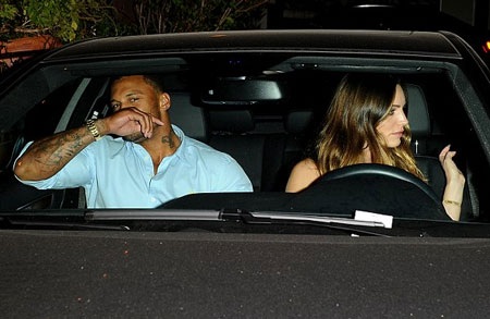 Cô đào Anh quốc khiến nhiều người bất ngờ khi tái hợp với người tình bị tố lăng nhăng, phản bội.