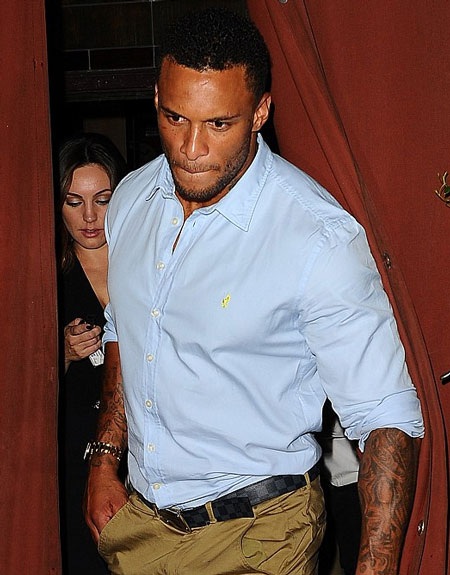 David bị tố lừa dối Kelly trong thời gian đính hôn với cô nhưng anh một mực phủ nhận.