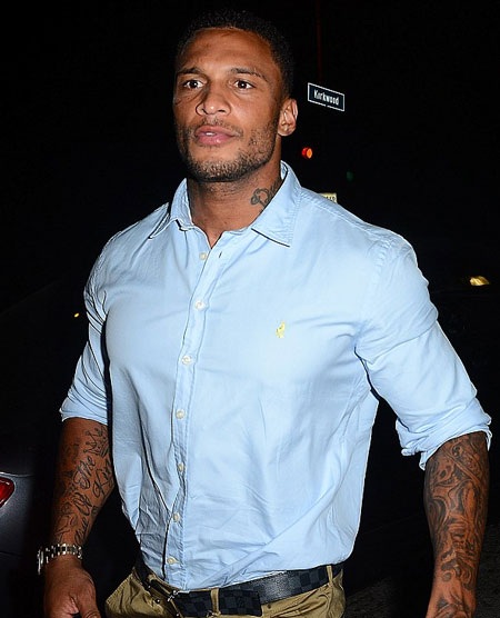 David bị tố lừa dối Kelly trong thời gian đính hôn với cô nhưng anh một mực phủ nhận.