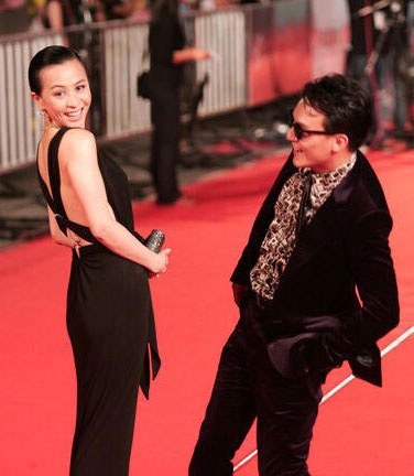 Lưu Gia Linh gợi cảm khó cưỡng, Lưu Hiểu Khánh trẻ trung bất ngờ - 6 Lưu Gia Linh tạo dáng trên thảm đỏ với đàn em Trương Trấn.