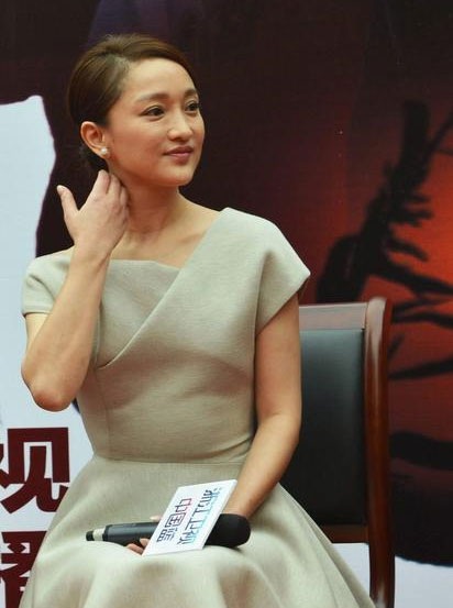 Lưu Gia Linh gợi cảm khó cưỡng, Lưu Hiểu Khánh trẻ trung bất ngờ - 12 Lưu Gia Linh tạo dáng trên thảm đỏ với đàn em Trương Trấn.