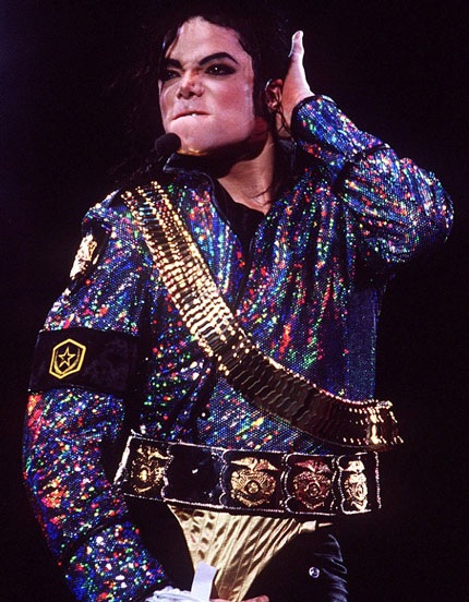Michael Jackson - Ngôi sao đã khuất kiếm tiền giỏi nhất - 1 Micheal Jackson kiếm được 140 triệu USD trong vòng một năm qua.