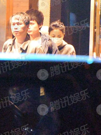 Tạ Đình Phong lần đầu xuất hiện cùng Vương Phi - 1 Vương Phi bị bắt gặp hò hẹn với Tạ Đình Phong tại Ma Cao, ngày 16/10.