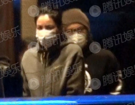 Tạ Đình Phong lần đầu xuất hiện cùng Vương Phi - 2 Vương Phi bị bắt gặp hò hẹn với Tạ Đình Phong tại Ma Cao, ngày 16/10.