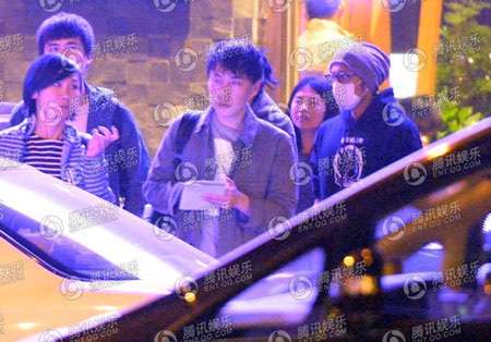 Tạ Đình Phong lần đầu xuất hiện cùng Vương Phi - 3 Cả hai đều đeo khẩu trang để né giới truyền thông