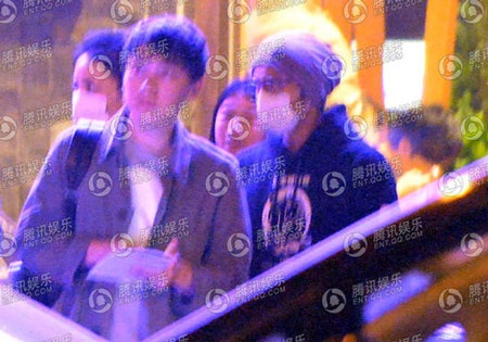 Tạ Đình Phong lần đầu xuất hiện cùng Vương Phi - 4 Họ đi cùng một nhóm bạn.