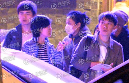 Tạ Đình Phong lần đầu xuất hiện cùng Vương Phi - 5 Họ đi cùng một nhóm bạn.