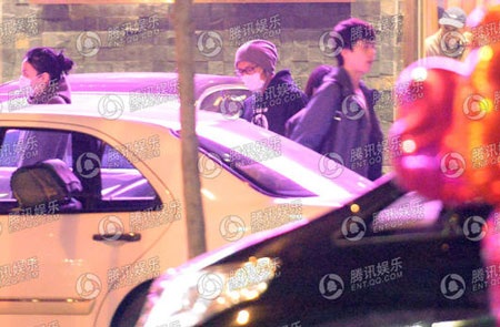 Tạ Đình Phong lần đầu xuất hiện cùng Vương Phi - 6 Họ đi cùng một nhóm bạn.