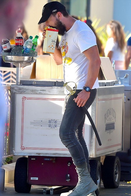 Cặp đôi khoác vai nhau rất tình tứ và ngọt ngào.