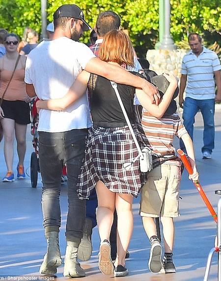 Cặp đôi khoác vai nhau rất tình tứ và ngọt ngào.