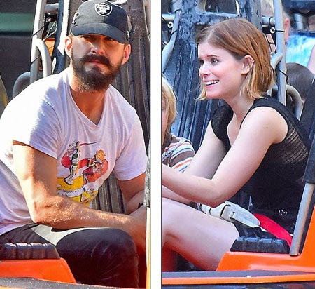 Cặp đôi khoác vai nhau rất tình tứ và ngọt ngào.