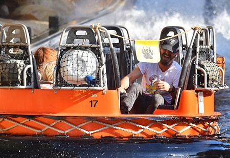 Cặp đôi khoác vai nhau rất tình tứ và ngọt ngào.