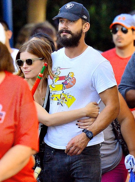 Cặp đôi khoác vai nhau rất tình tứ và ngọt ngào.