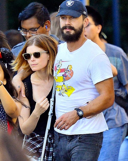 Cặp đôi khoác vai nhau rất tình tứ và ngọt ngào.