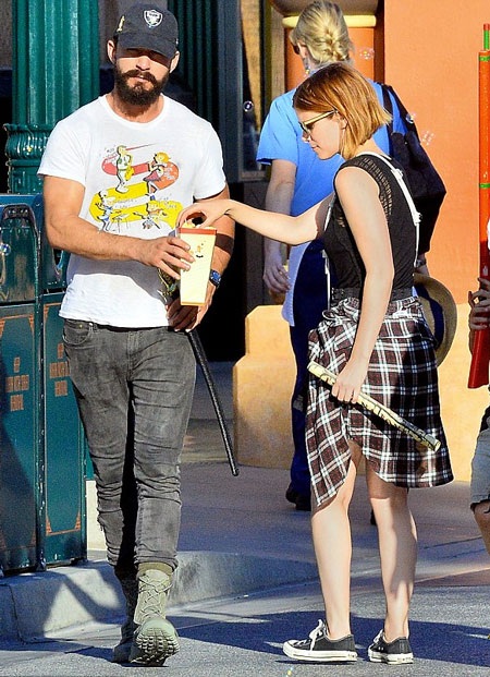 Shia mua đồ ăn cho Kate