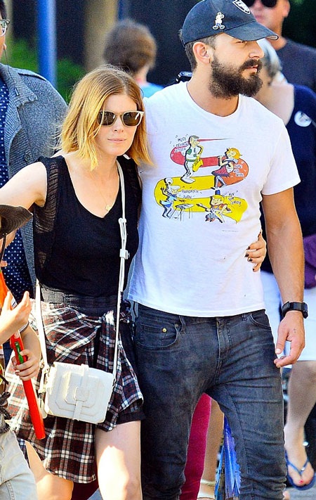 Shia mua đồ ăn cho Kate