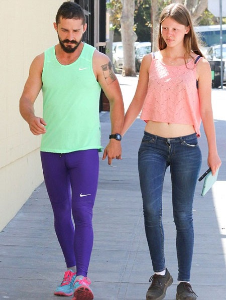 Shia mua đồ ăn cho Kate