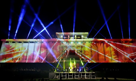 Ngỡ ngàng trước vẻ đẹp huyền ảo lung linh của Dinh Thống
Nhất trong màn đêm