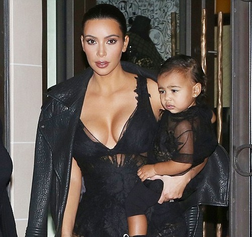 Kim Kardashian đưa con gái North West tới tham dự tuần lễ thời trang Paris ở Pháp, tháng 9/2014