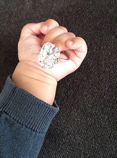 Bé North West sẽ có một chiếc nhẫn kim cương đẹp như thế này giống mẹ ruột.