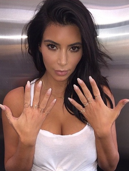 Kim khoe bộ nhẫn cầu kỳ gắn tên con gái cưng của cô