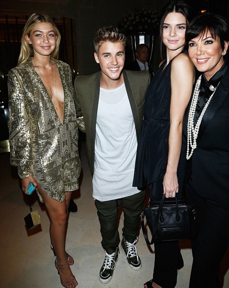 Justin Bieber tới dự bữa tiệc cùng mẹ và em gái của Kim Kardashian