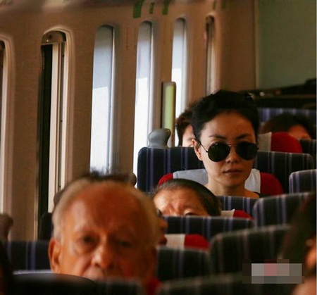 Vương Phi mệt mỏi vì bị giới săn tin “đeo bám” - 5 Vương Phi di chuyển bằng tàu điện ngầm