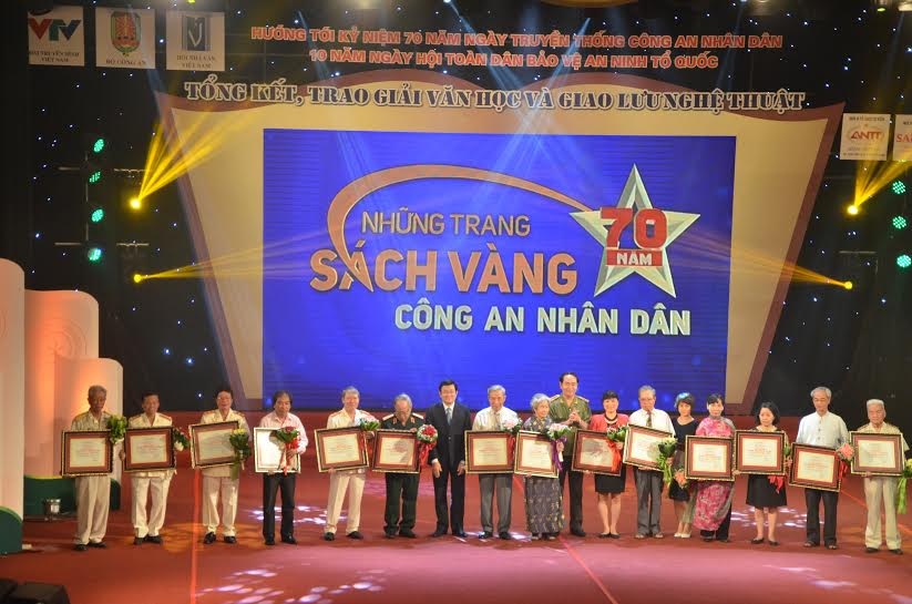Chủ tịch nước Trương Tấn Sang trao tặng bằng khen cho những nhà văn có những đóng góp 