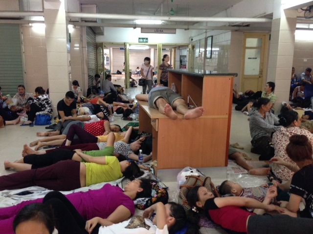 Hà Nội: Bệnh nhân vật vã chui gầm câu thang trốn nóng 40 độ C